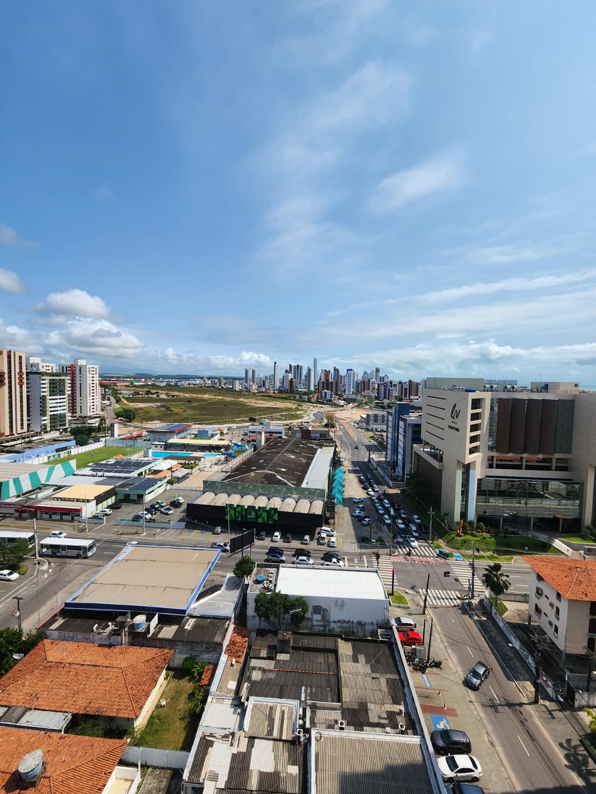 Excelente Apartamento de 03 quartos, sendo 01 suíte, 02 vagas de garagem, próximo do mar