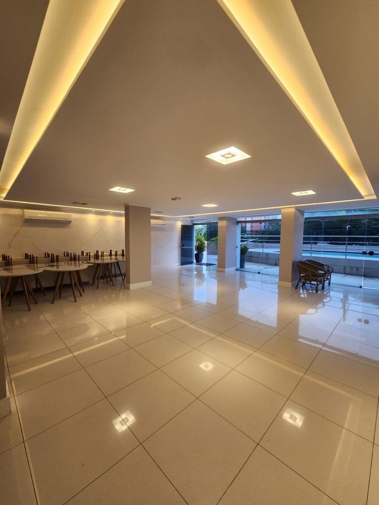 Excelente Apartamento de 03 quartos, sendo 01 suíte, 02 vagas de garagem, pertinho do Mar