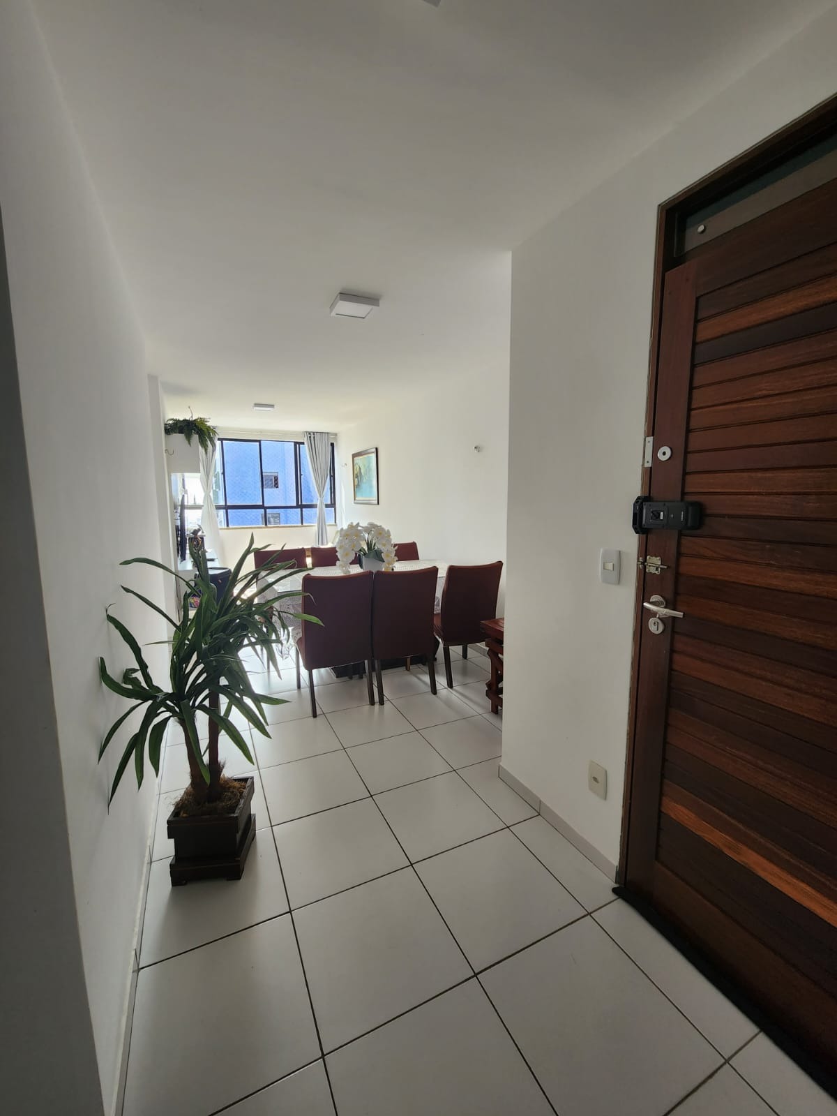 Excelente Apartamento de 03 quartos, sendo 01 suíte, 02 vagas de garagem, próximo do mar