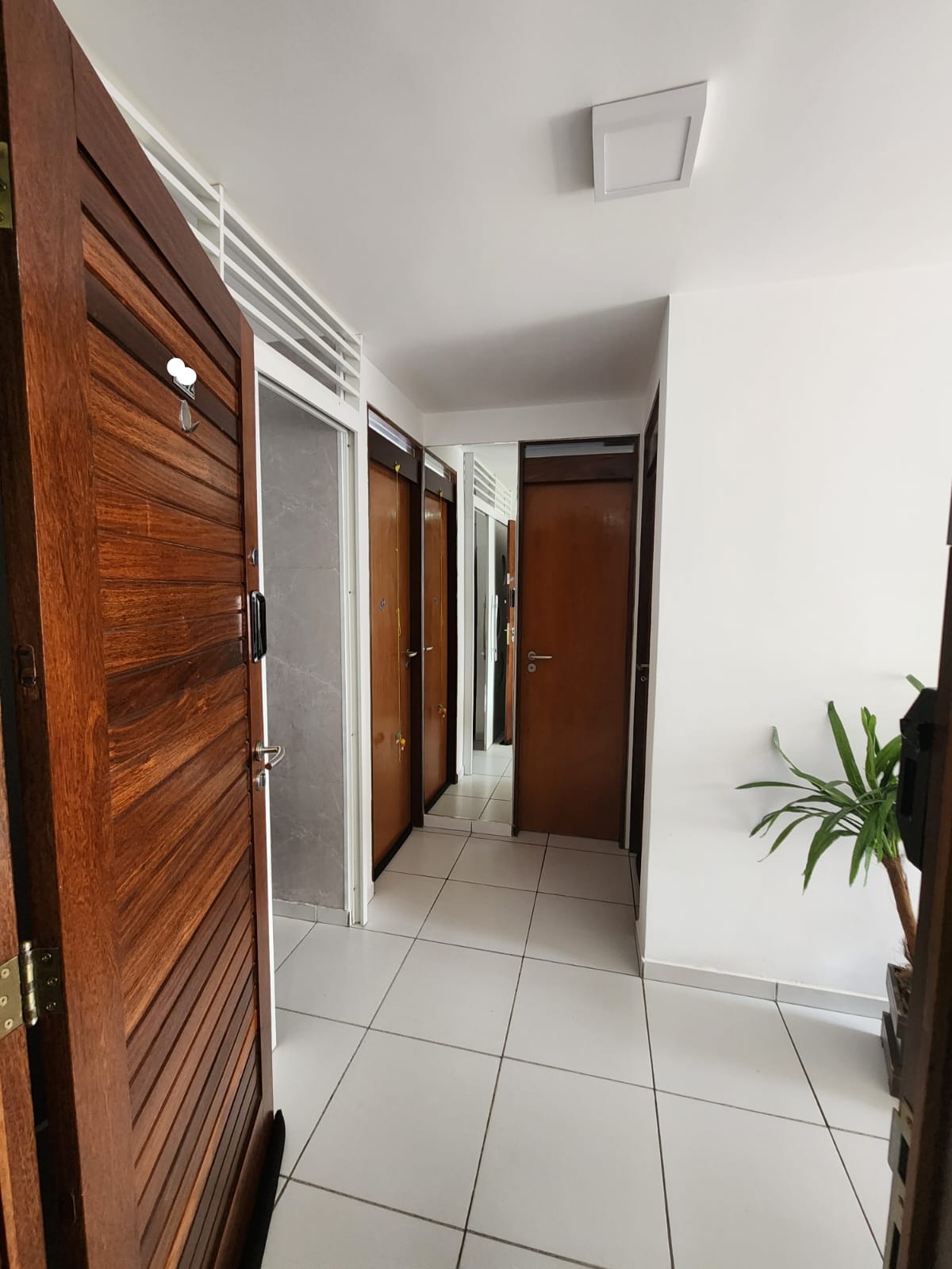 Excelente Apartamento de 03 quartos, sendo 01 suíte, 02 vagas de garagem, próximo do mar