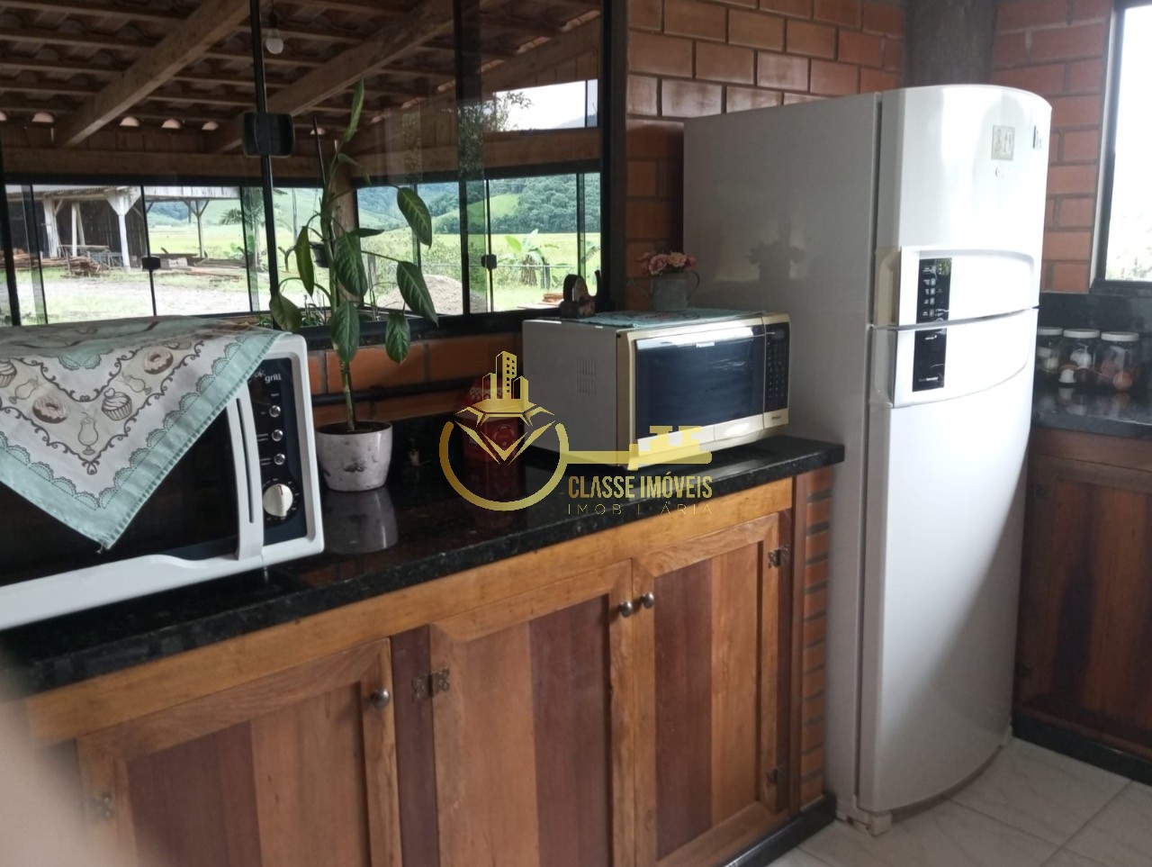 Fazenda à venda em Ilhota-SC, Bairro Baú, com 2 quartos, 2 salas, 1 banheiro e 180.000m² de área. Venha conferir!