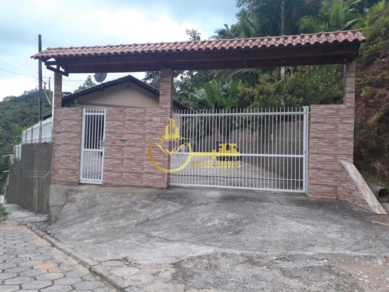 Casa à venda em Blumenau-SC - Bairro Progresso: 3 quartos, 1 sala, 1 banheiro, 1 vaga de garagem em amplo terreno de 1.100,00 m²