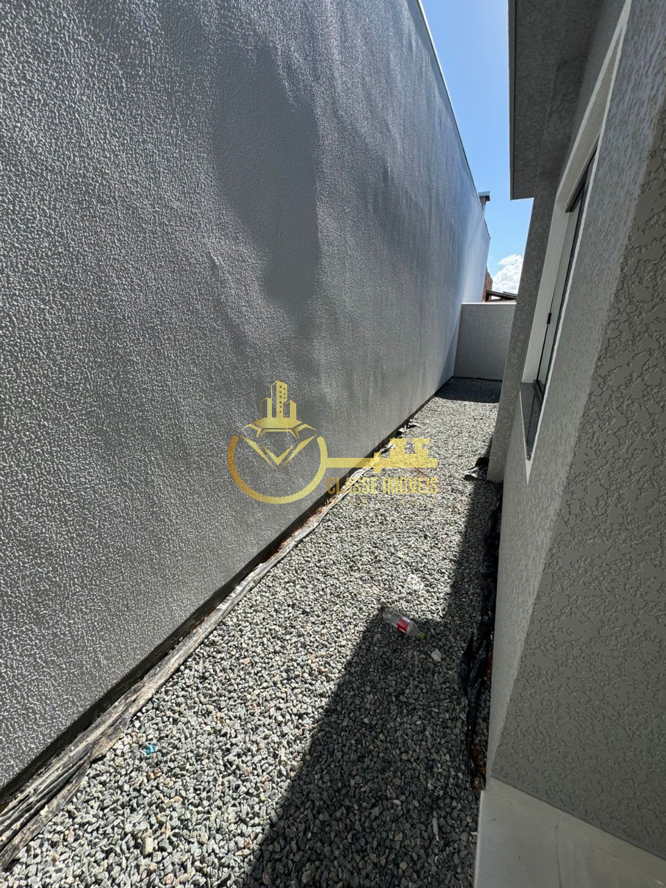 Geminado à venda em Barra Velha-SC, no bairro Quinta dos Açorianos: 1 quarto, 1 suíte, 1 sala, 1 banheiro, 1 vaga de garagem, 63m²!