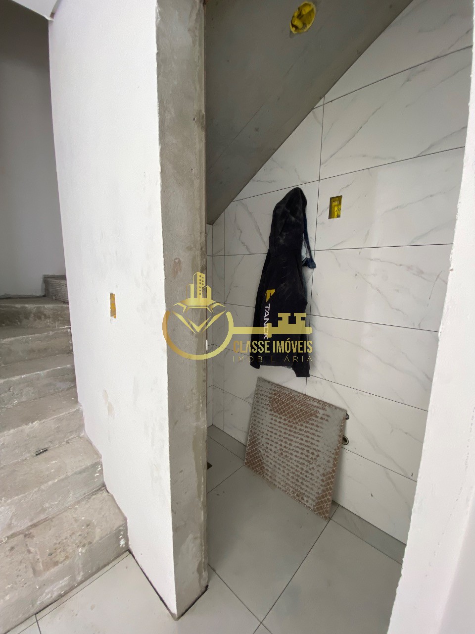 Geminado à venda em Itajaí-SC, bairro Murta: 3 quartos, 1 suíte, 2 salas, 1 banheiro, 2 vagas, 80m². Confira!