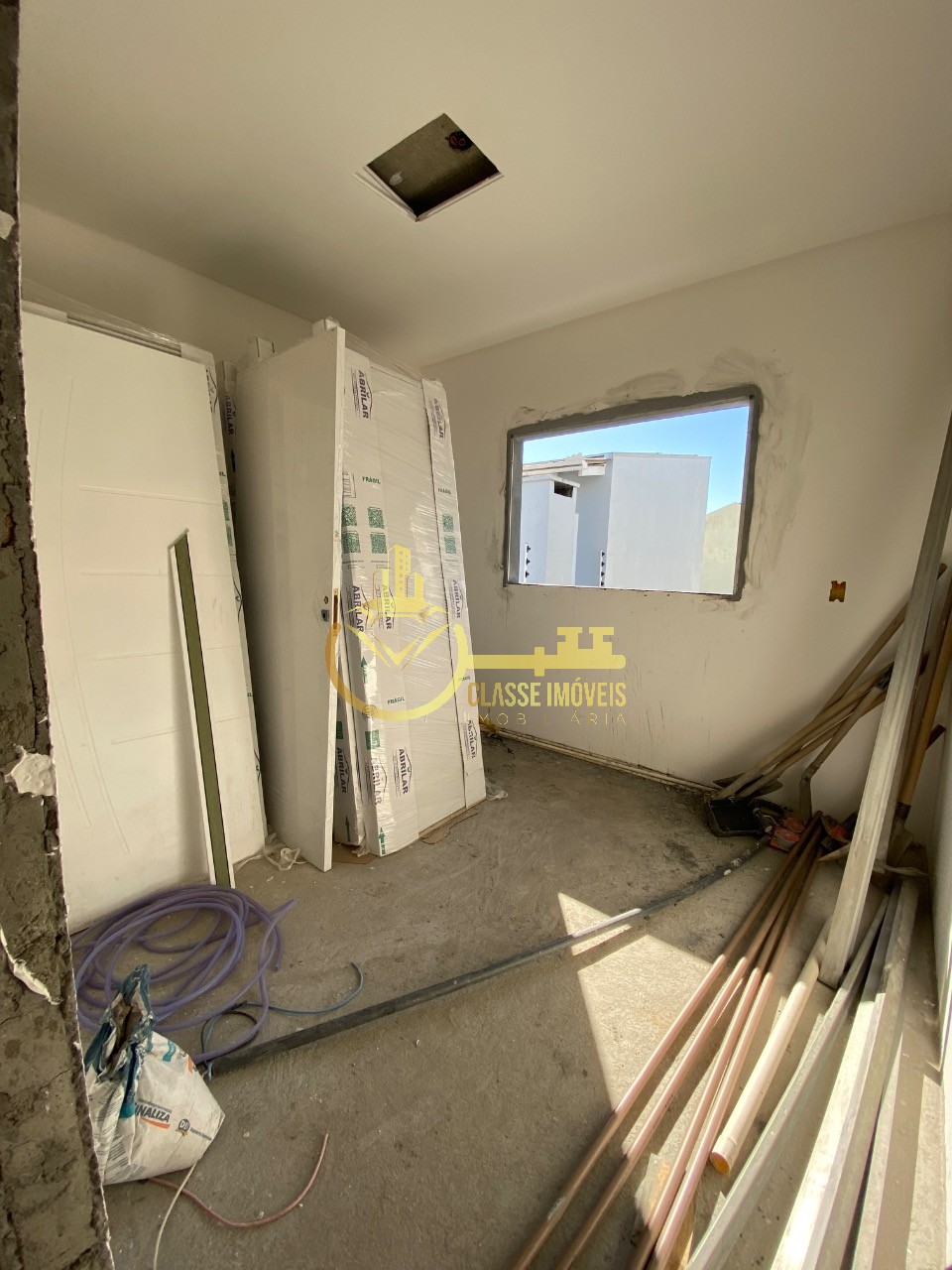 Sobrado à venda em Itajaí-SC, São João: 2 quartos, 1 suíte, 1 sala, 2 banheiros, 2 vagas, 104m² de área