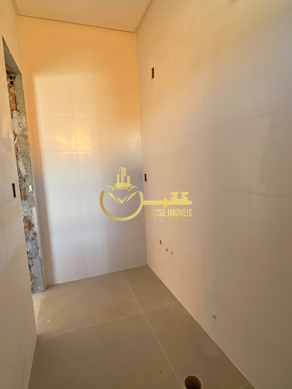 Sobrado à venda em Itajaí-SC, São João: 2 quartos, 1 suíte, 1 sala, 2 banheiros, 2 vagas, 104m² de área