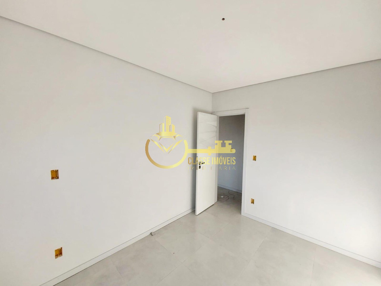 Geminado à venda em Itajaí-SC, bairro Murta: 3 quartos, 1 suíte, 2 salas, 1 banheiro, 2 vagas, 80m². Confira!