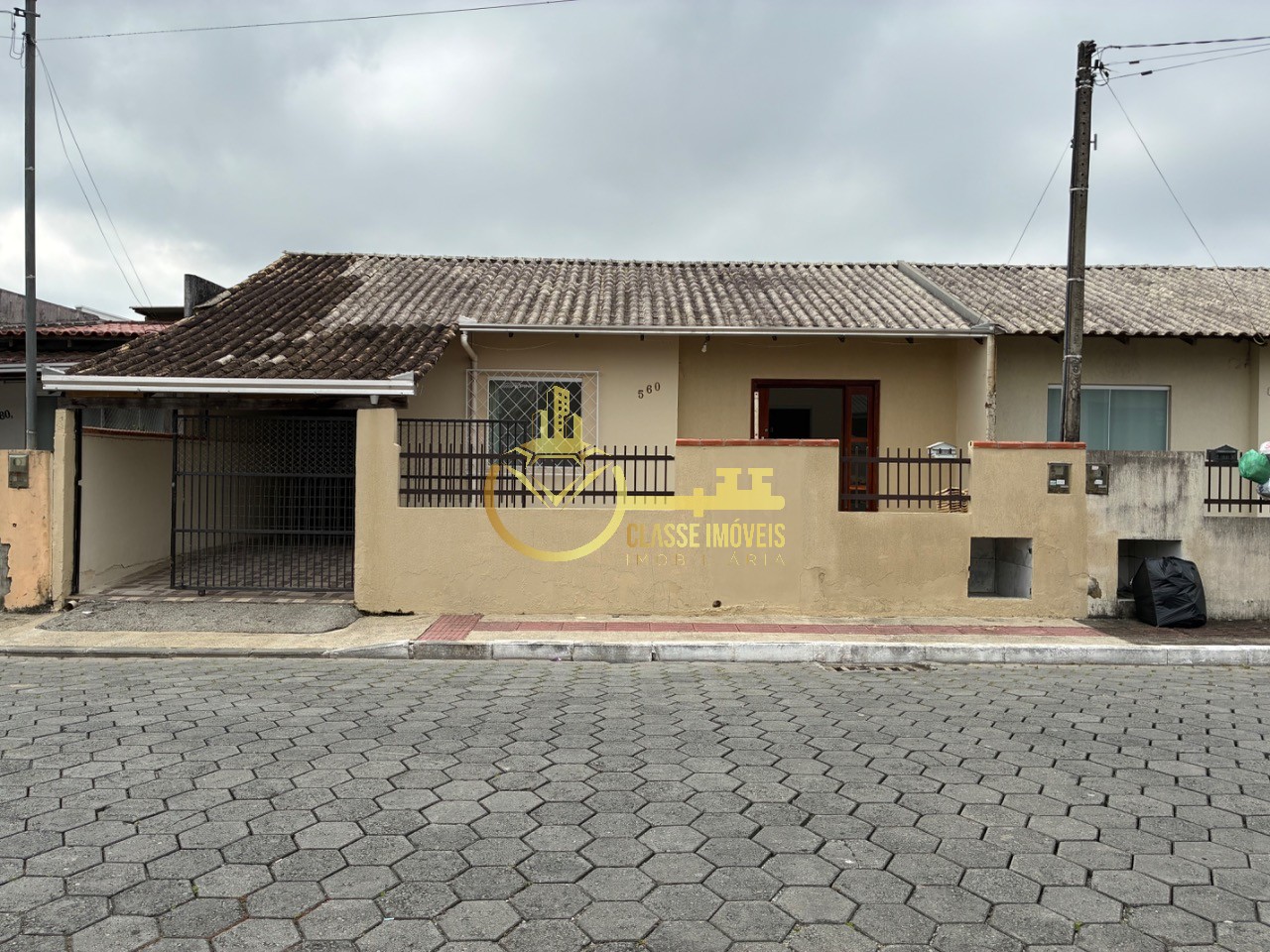 Geminado à venda em Itajaí-SC, Espinheiros: 2 quartos, 1 sala, 1 banheiro, 1 vaga de garagem, 200,00m². Imperdível! - foto 1