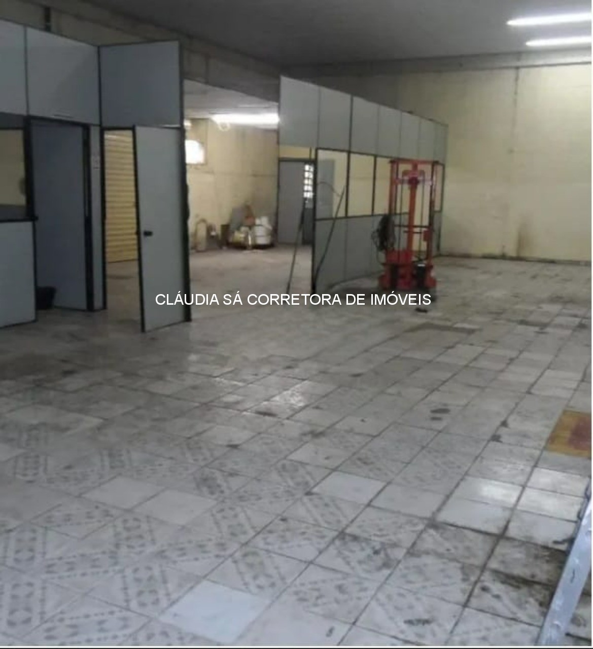 Galpão industrial à venda e ou locação na Vila Carrão, São Paulo-SP: 5 salas, 6 banheiros, 8 vagas de garagem, 1.325,00 m² de área 1.600 de terreno.