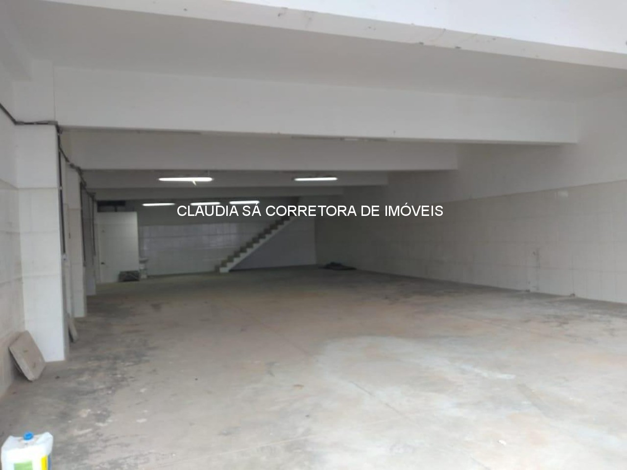 Salão Comercial Premium na Penha São Paulo: 2.700m², 4 Banheiros e 6 Vagas de Garagem!