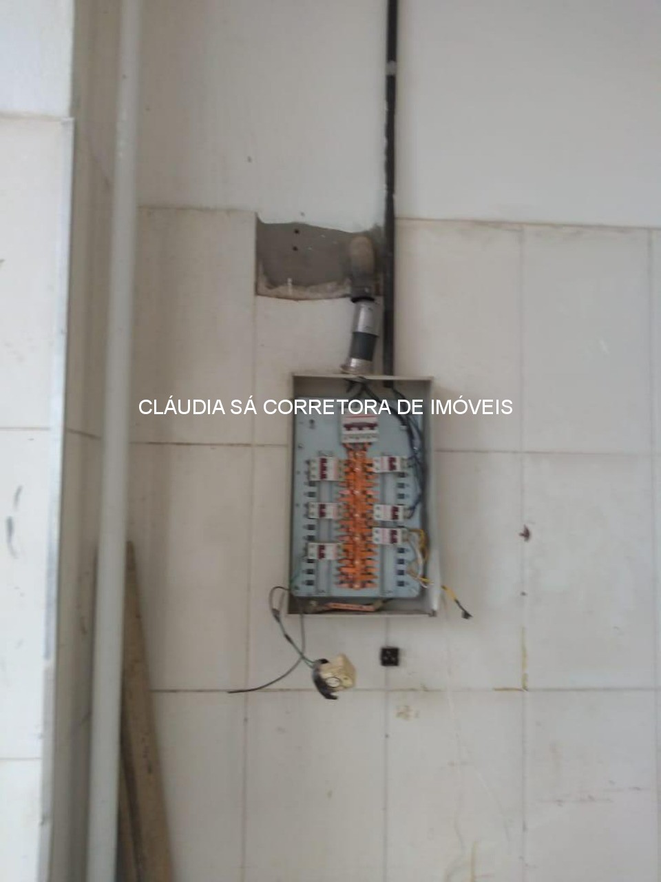Salão Comercial Premium na Penha São Paulo: 2.700m², 4 Banheiros e 6 Vagas de Garagem!