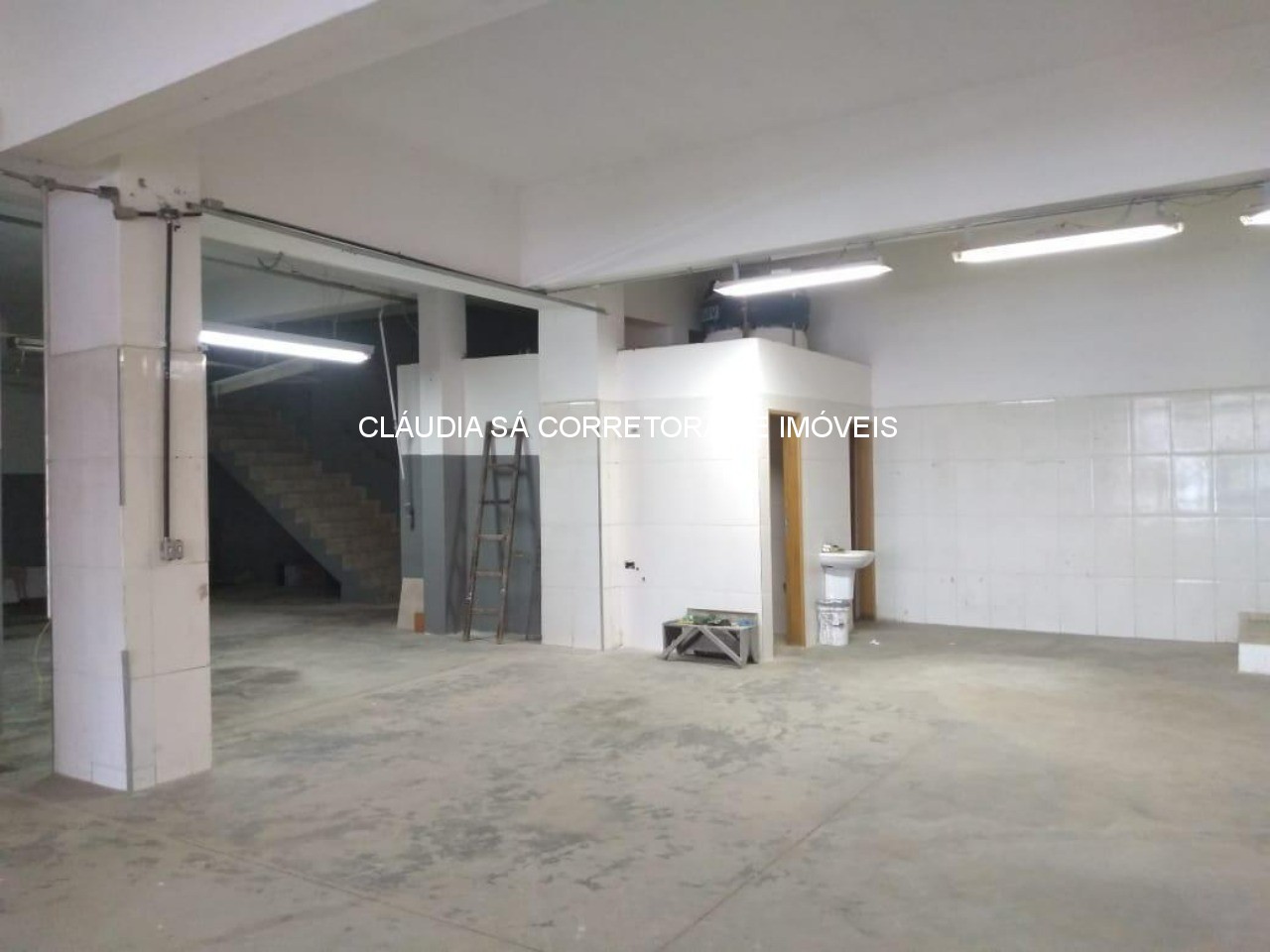 Salão Comercial Premium na Penha São Paulo: 2.700m², 4 Banheiros e 6 Vagas de Garagem!