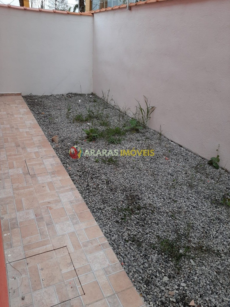 Casa térrea em condomínio fechado