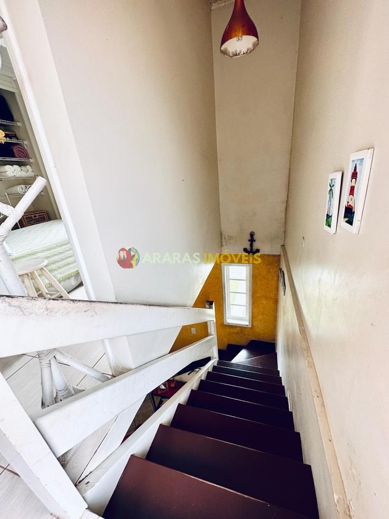 Sobrado mobiliado em villagio frente para o mar por R$ 550.000,00 no maitinga-bertioga/sp