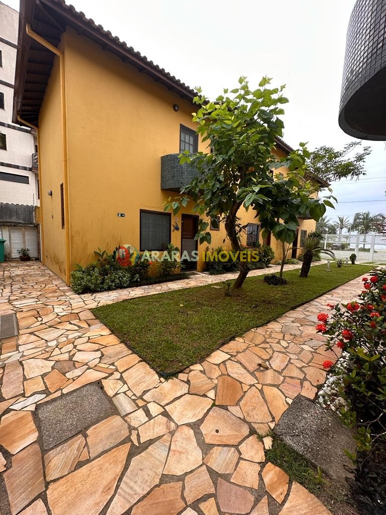 Sobrado mobiliado em villagio frente para o mar por R$ 550.000,00 no maitinga-bertioga/sp