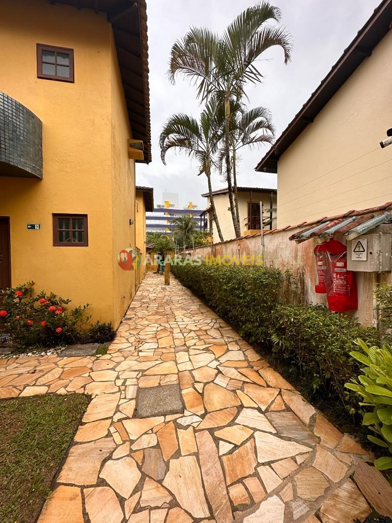 Sobrado mobiliado em villagio frente para o mar por R$ 550.000,00 no maitinga-bertioga/sp