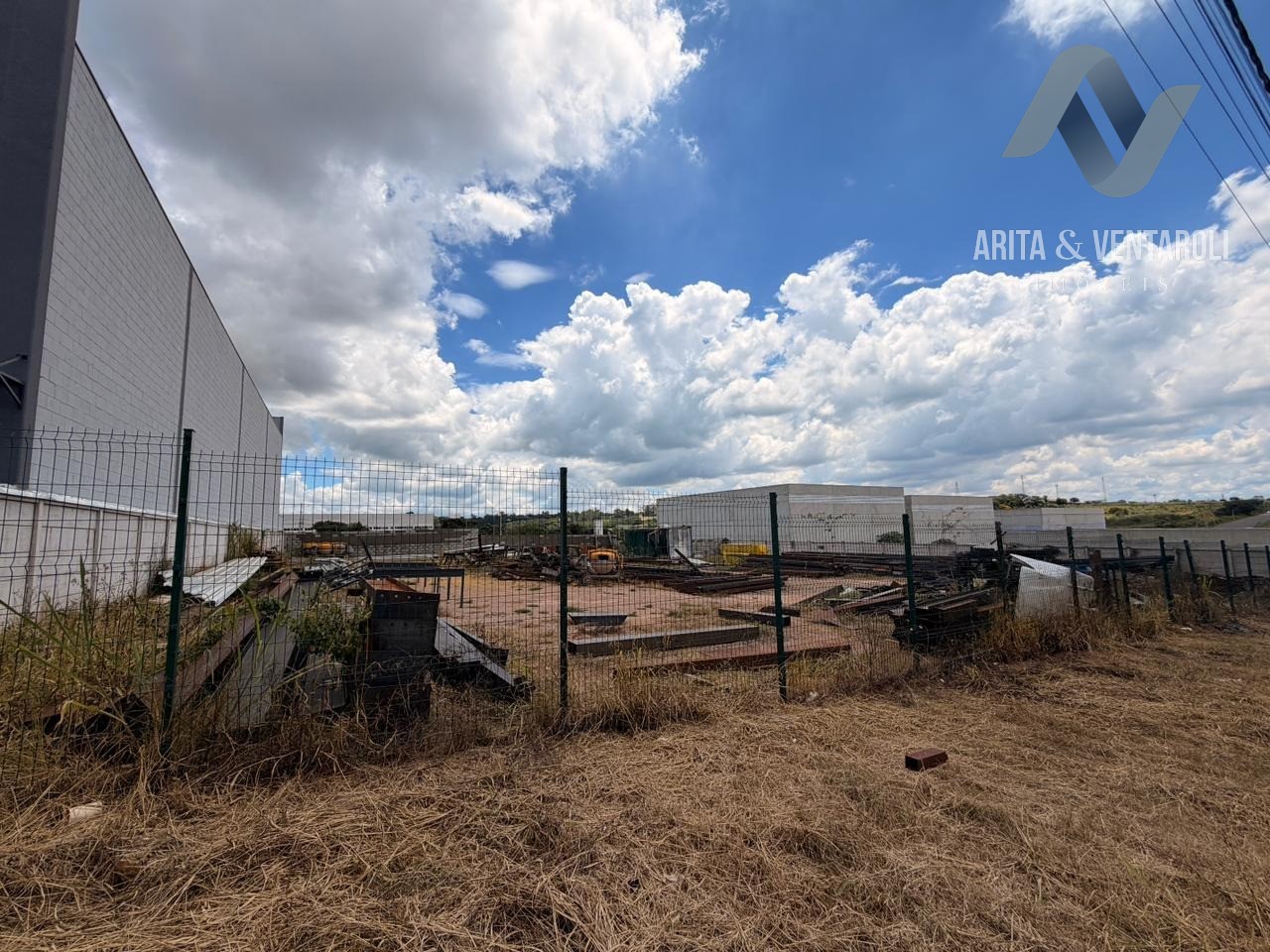 Loteamento e Condomínio, 2025 m² - Foto 1