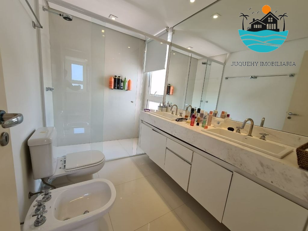 Casa a Venda em Juquehy Frente ao Mar, Aluguel Mas 12 pessoas, com 5 Suítes, vista ao mar, 350m² de área construída Juquehy Imobiliária