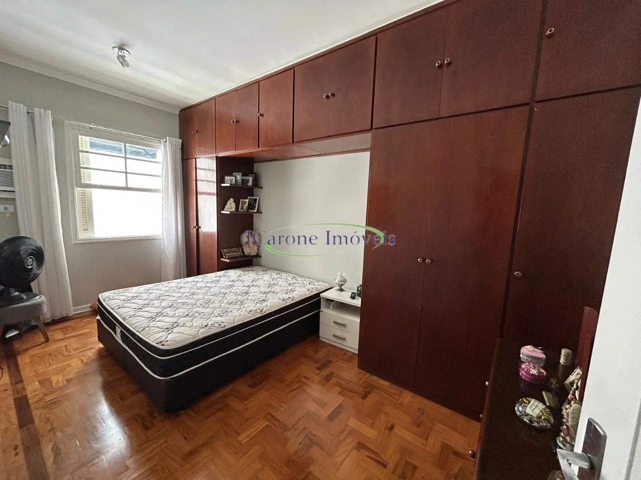 Venda de apartamento com 2 quartos reformado em excelente lo