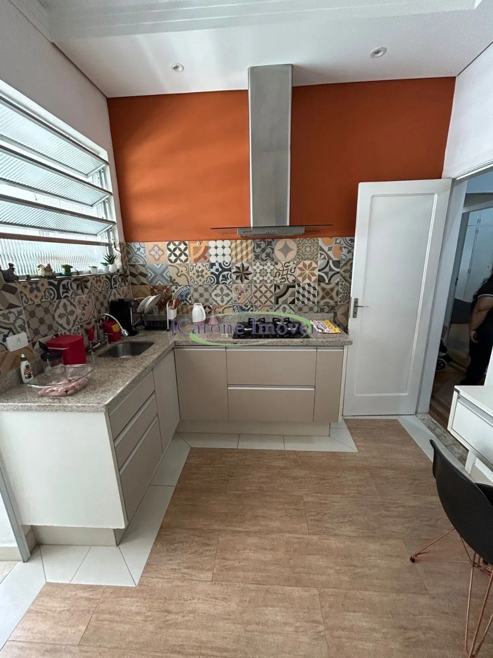 Venda de apartamento com 2 quartos reformado em excelente lo