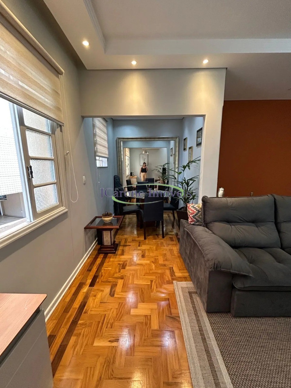Venda de apartamento com 2 quartos reformado em excelente lo