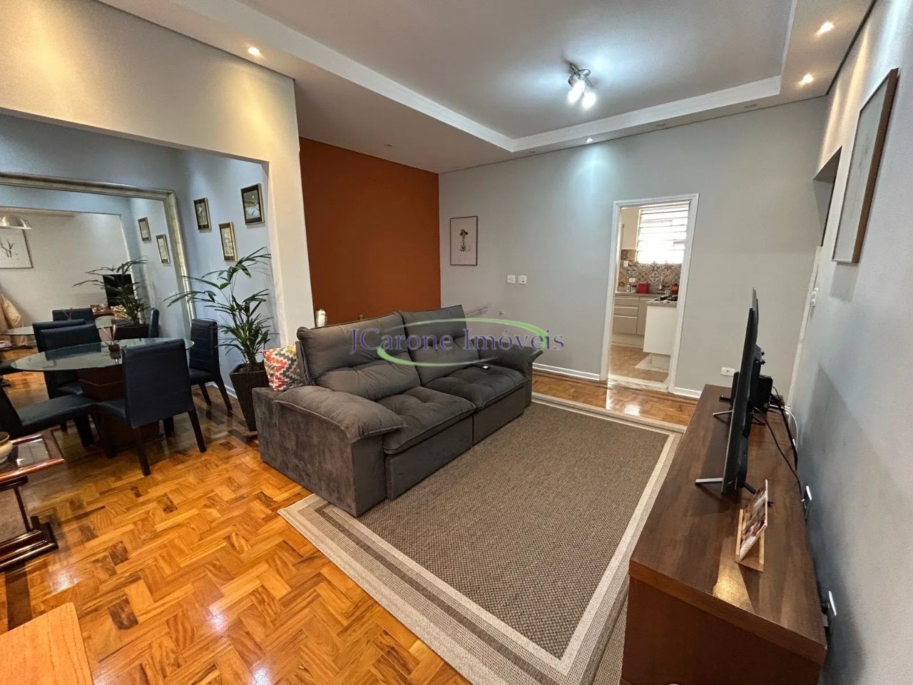Venda de apartamento com 2 quartos reformado em excelente lo