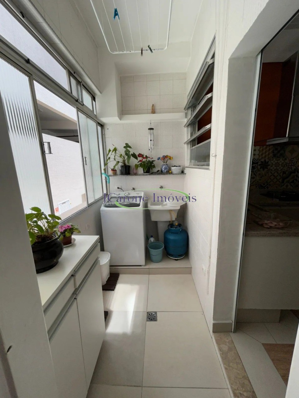 Venda de apartamento com 2 quartos reformado em excelente lo