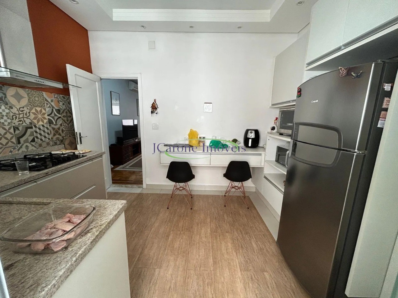 Venda de apartamento com 2 quartos reformado em excelente lo