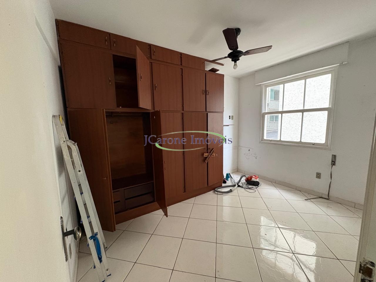 Venda de amplo apartamento de 120 m² com suíte e localização