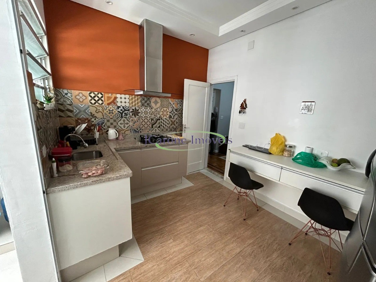 Venda de apartamento com 2 quartos reformado em excelente lo