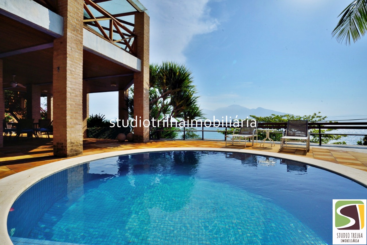 Vendo mansão 5 suítes, 406m², jardim e piscina em ponta das 