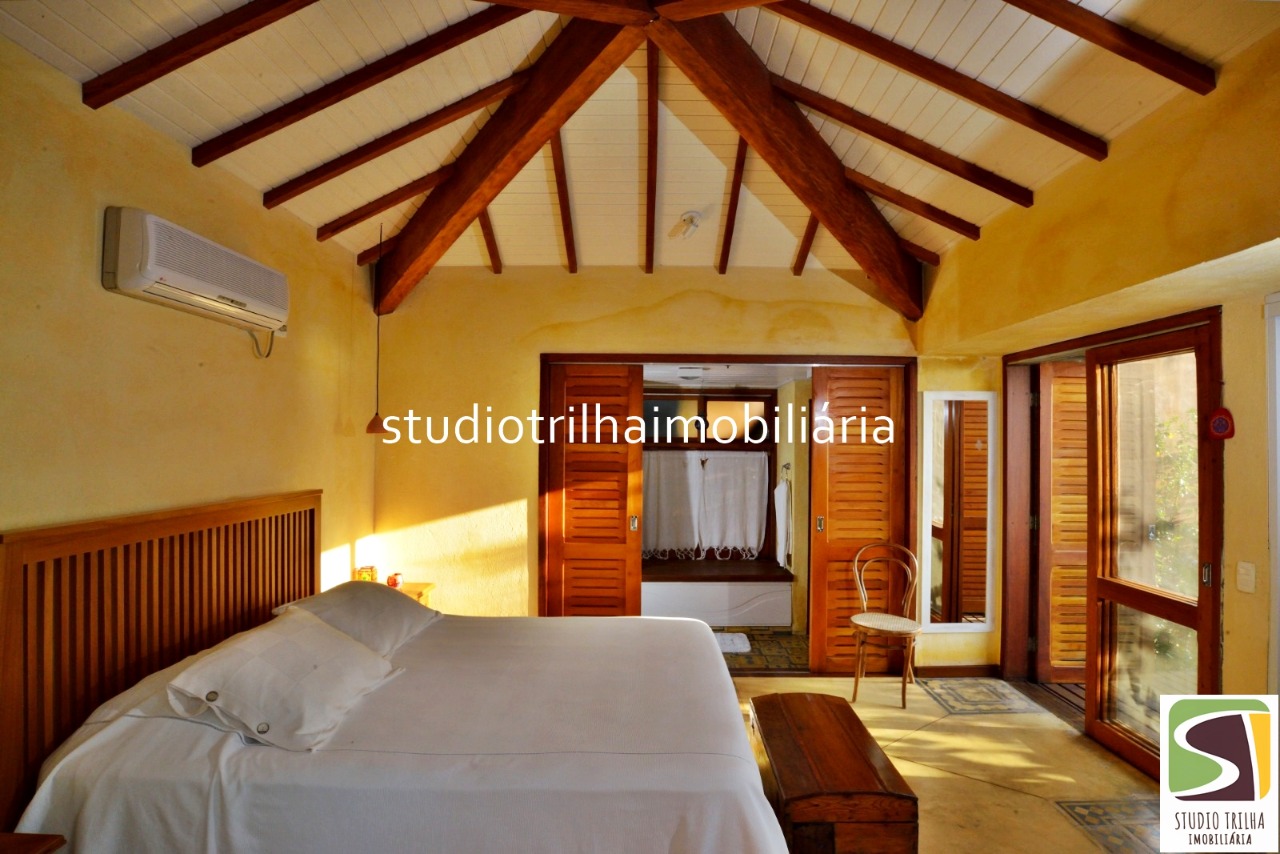 Vendo Mansão 5 suítes, 406m², Jardim e Piscina em Ponta das Canas, Ilhabela-SP