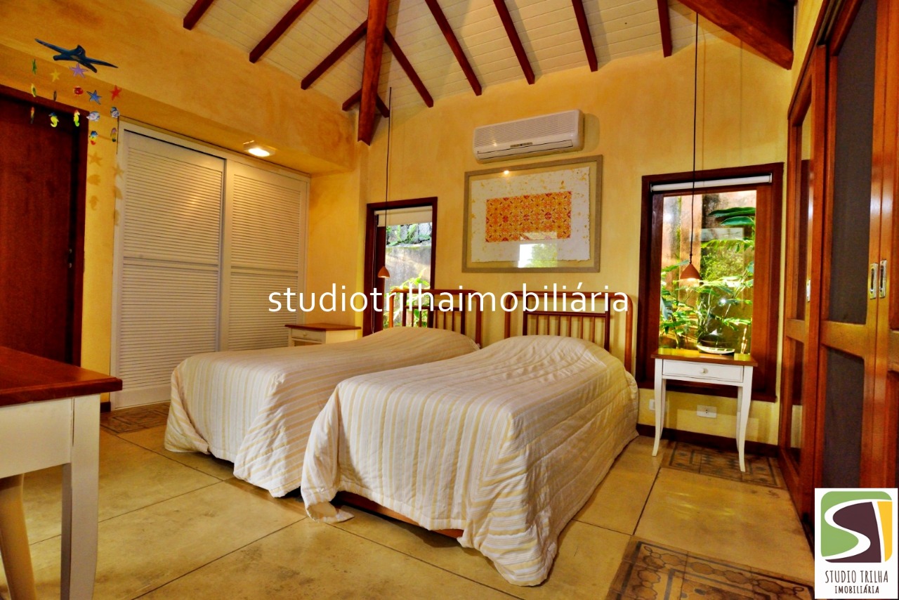 Vendo Mansão 5 suítes, 406m², Jardim e Piscina em Ponta das Canas, Ilhabela-SP