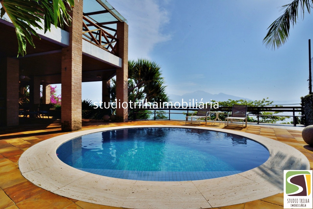 Vendo mansão 5 suítes, 406m², jardim e piscina em ponta das 