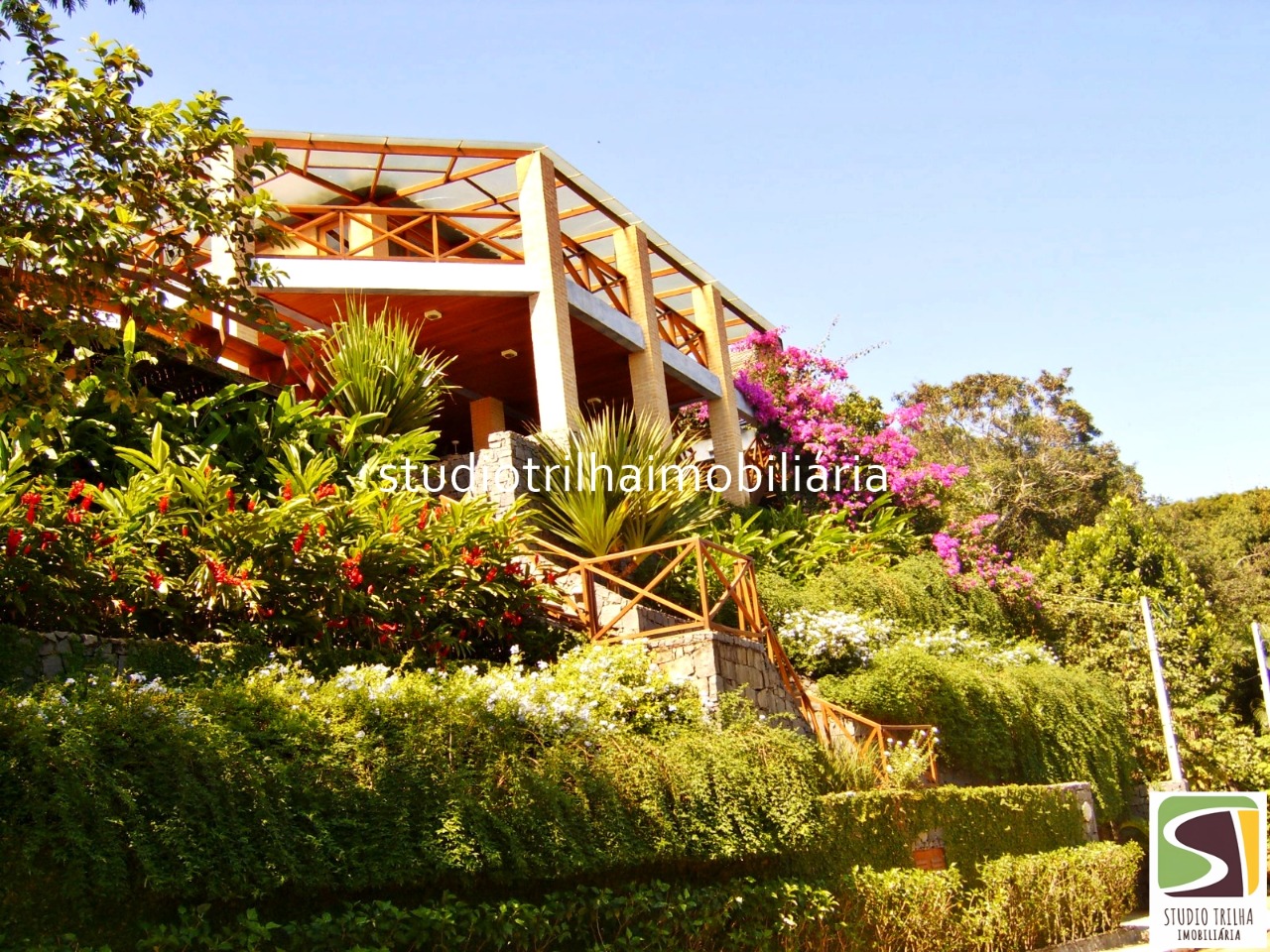 Vendo Mansão 5 suítes, 406m², Jardim e Piscina em Ponta das Canas, Ilhabela-SP
