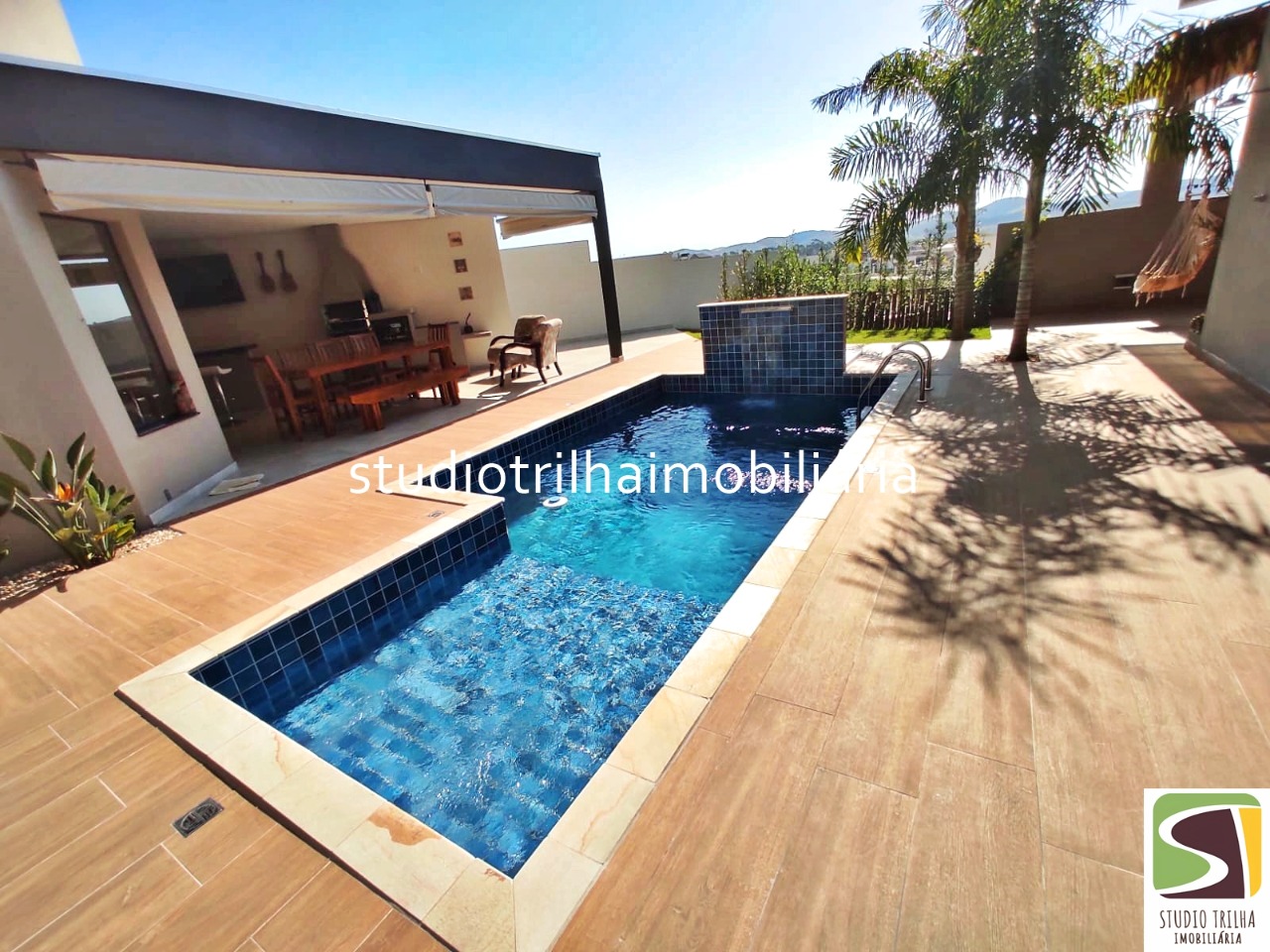 Linda casa térrea em condomínio com 340m², 4 suítes, piscina