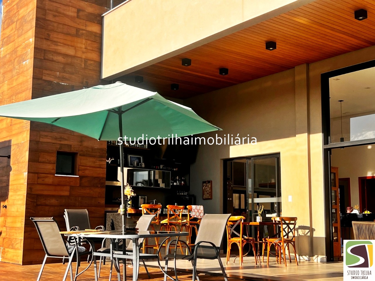 Excelente Sobrado, 400m², 4 Suítes com Cozinha Planejada e Piscina Privativa