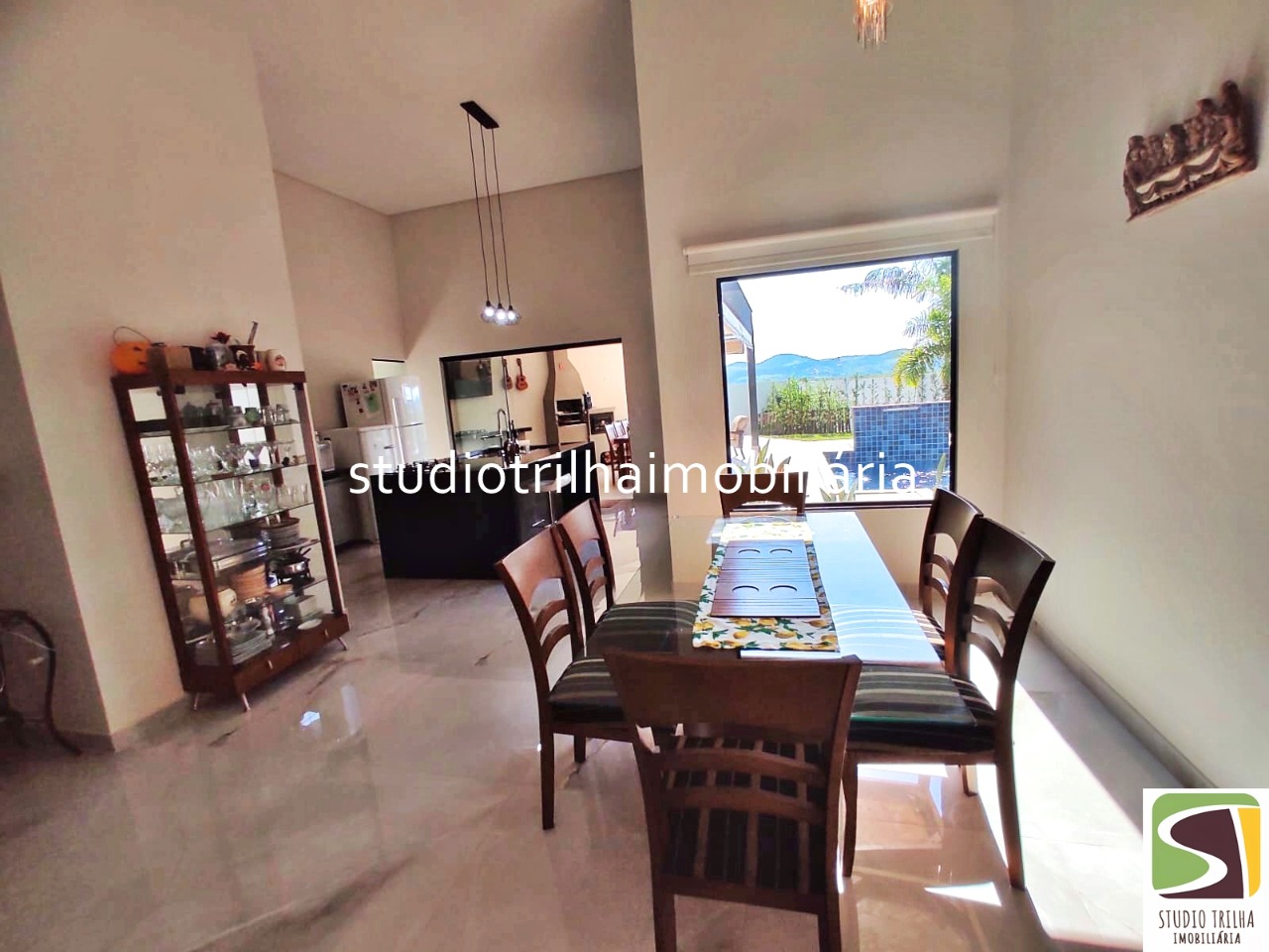 Linda casa térrea em condomínio com 340m², 4 suítes, piscina