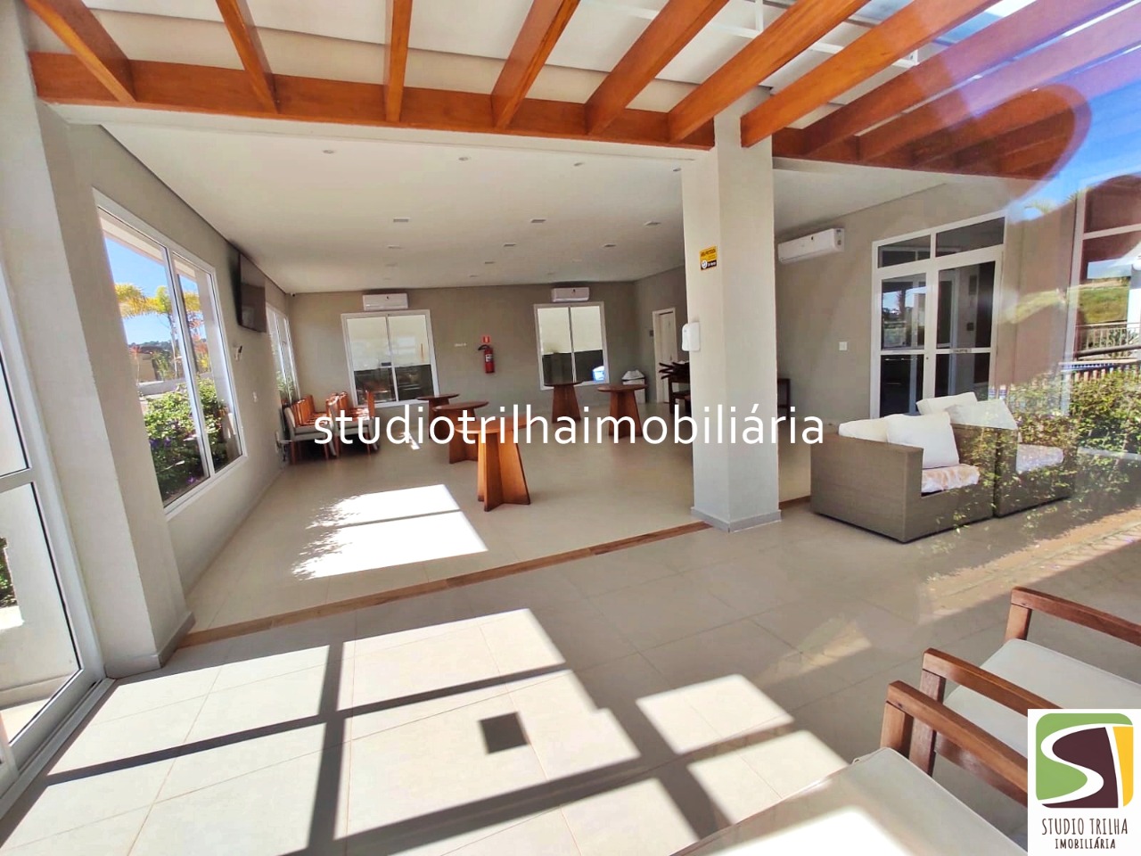 Linda casa térrea em condomínio com 340m², 4 suítes, piscina