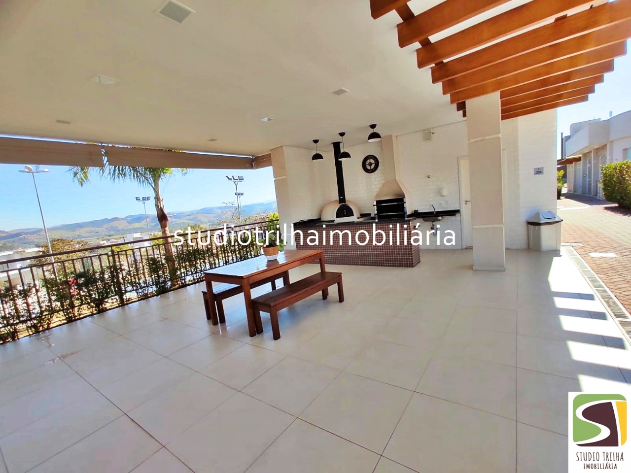 Linda Casa Térrea em Condomínio com 340m², 4 Suítes, Piscina e Varanda Gourmet