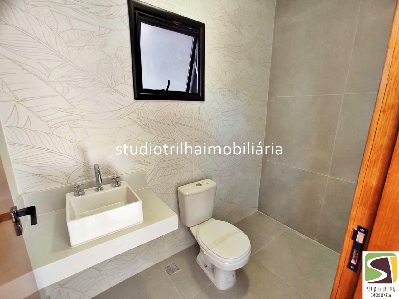 Sobrado novo no cond. Mônaco, 350m² com 4 dormitórios, varan