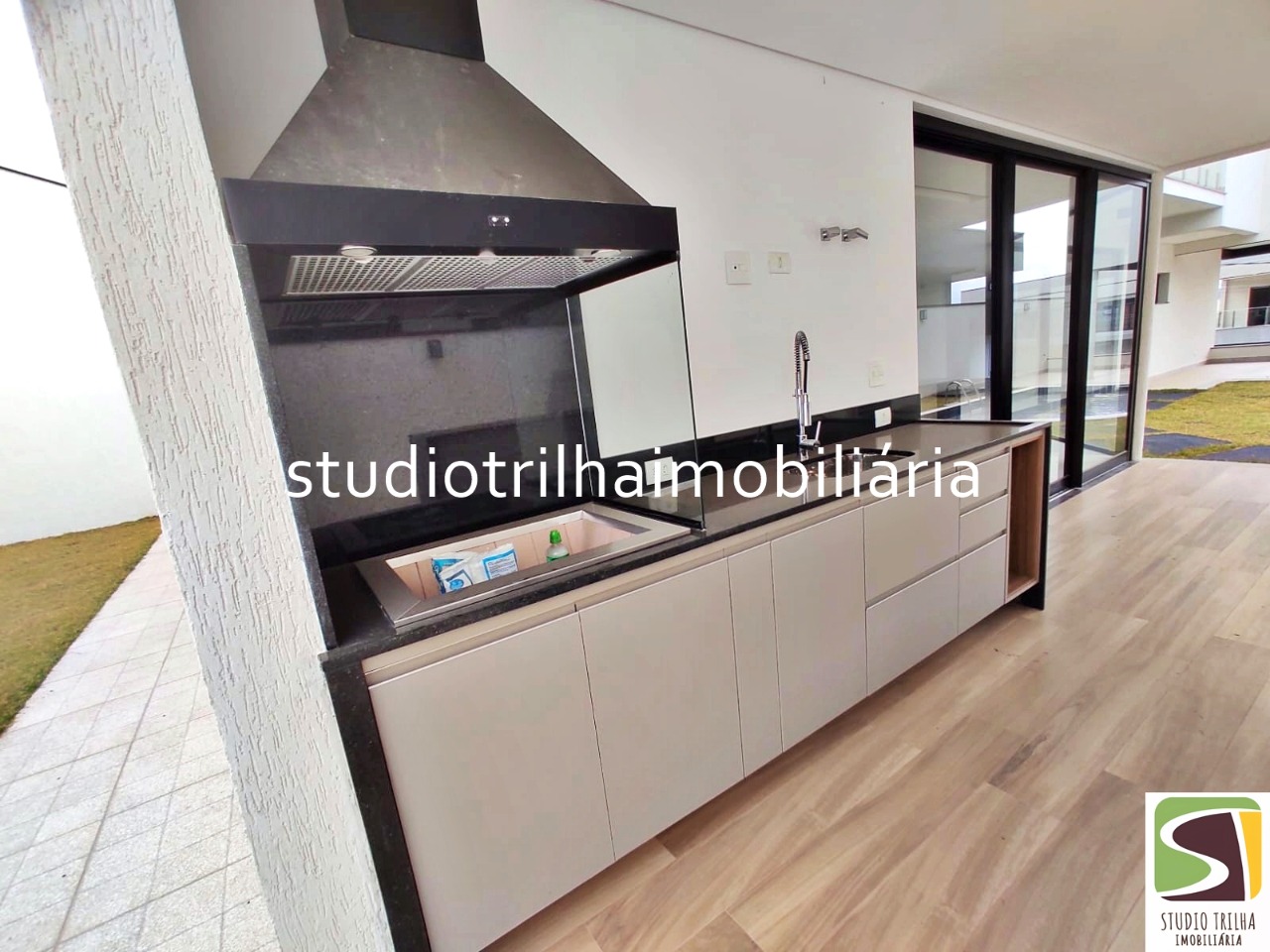 Lindo Sobrado no Condominio residencial Jaguary, 435m² com 4 Suítes sendo 1 Master e Varanda Gourmet