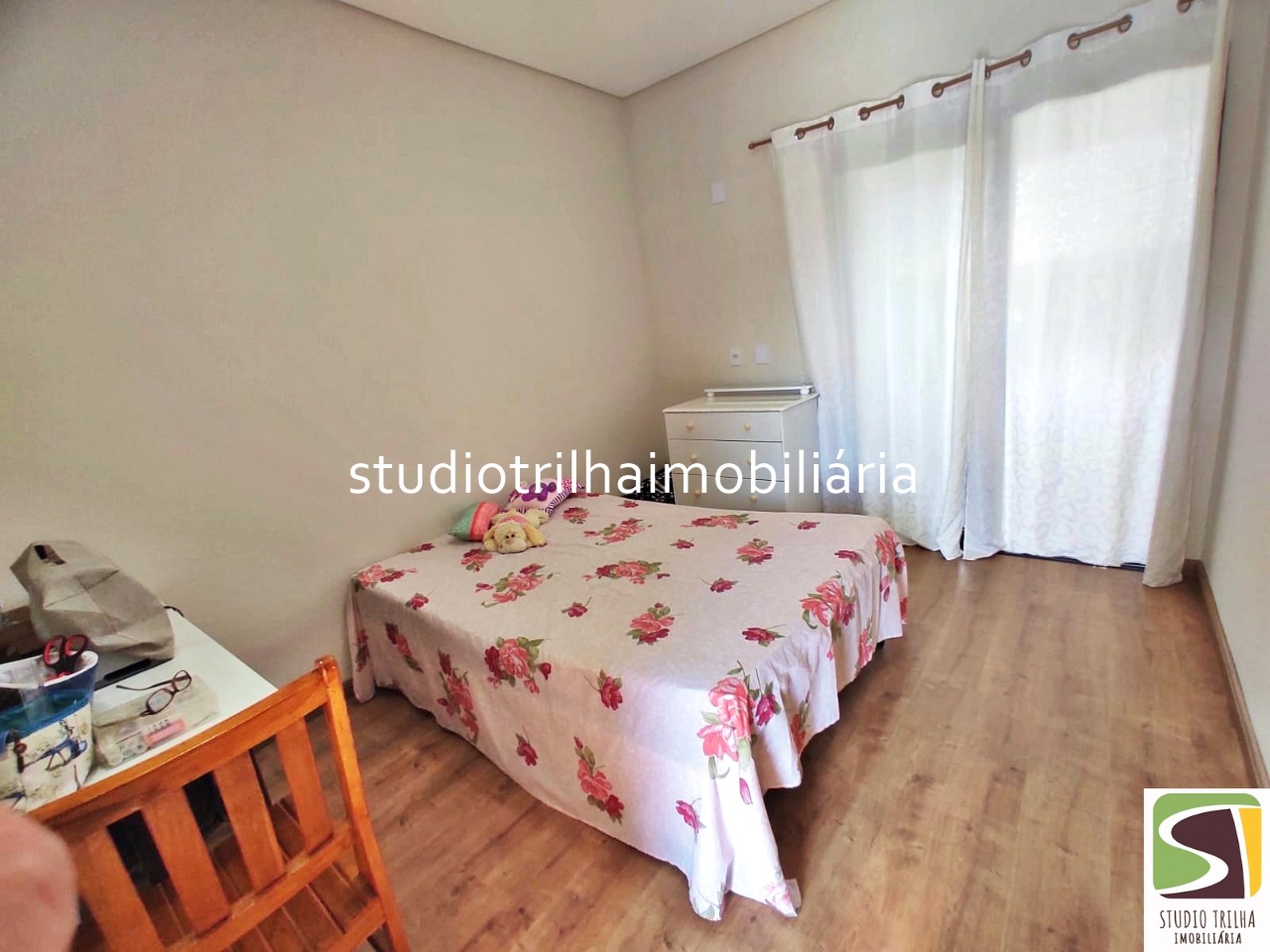 Linda Casa Térrea em Condomínio com 340m², 4 Suítes, Piscina e Varanda Gourmet