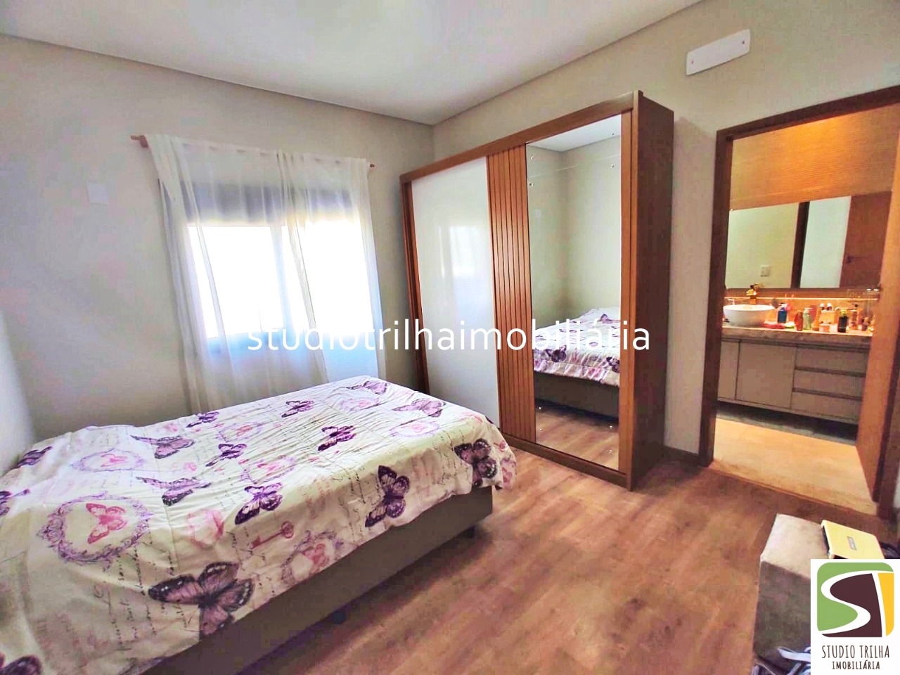 Linda Casa Térrea em Condomínio com 340m², 4 Suítes, Piscina e Varanda Gourmet