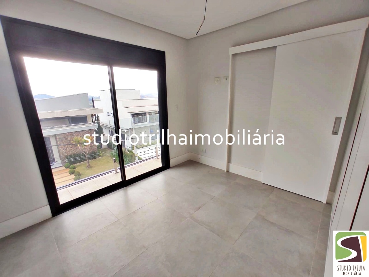 Lindo Sobrado no Condominio residencial Jaguary, 435m² com 4 Suítes sendo 1 Master e Varanda Gourmet