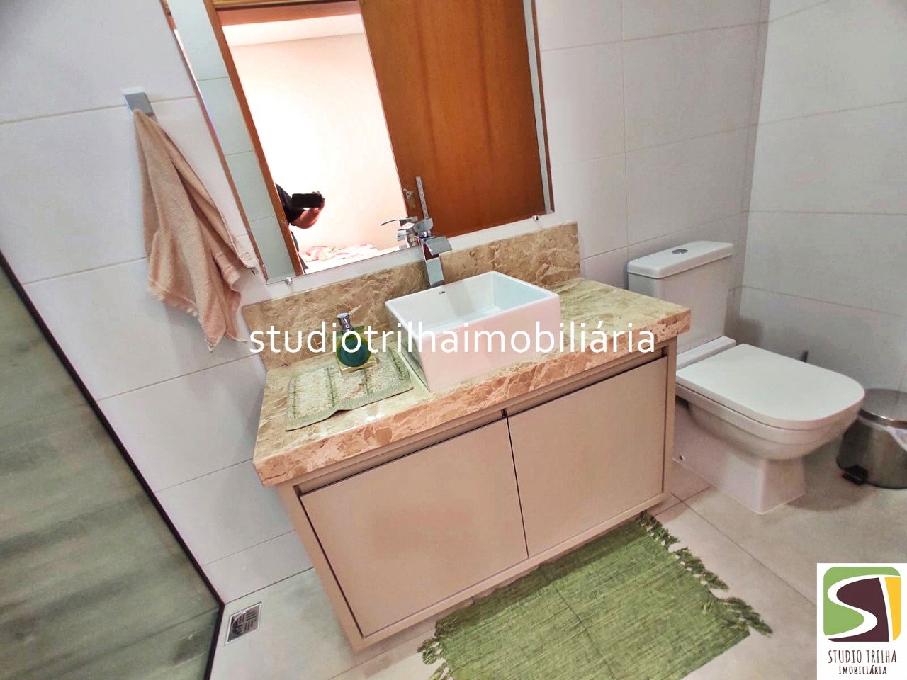 Linda Casa Térrea em Condomínio com 340m², 4 Suítes, Piscina e Varanda Gourmet