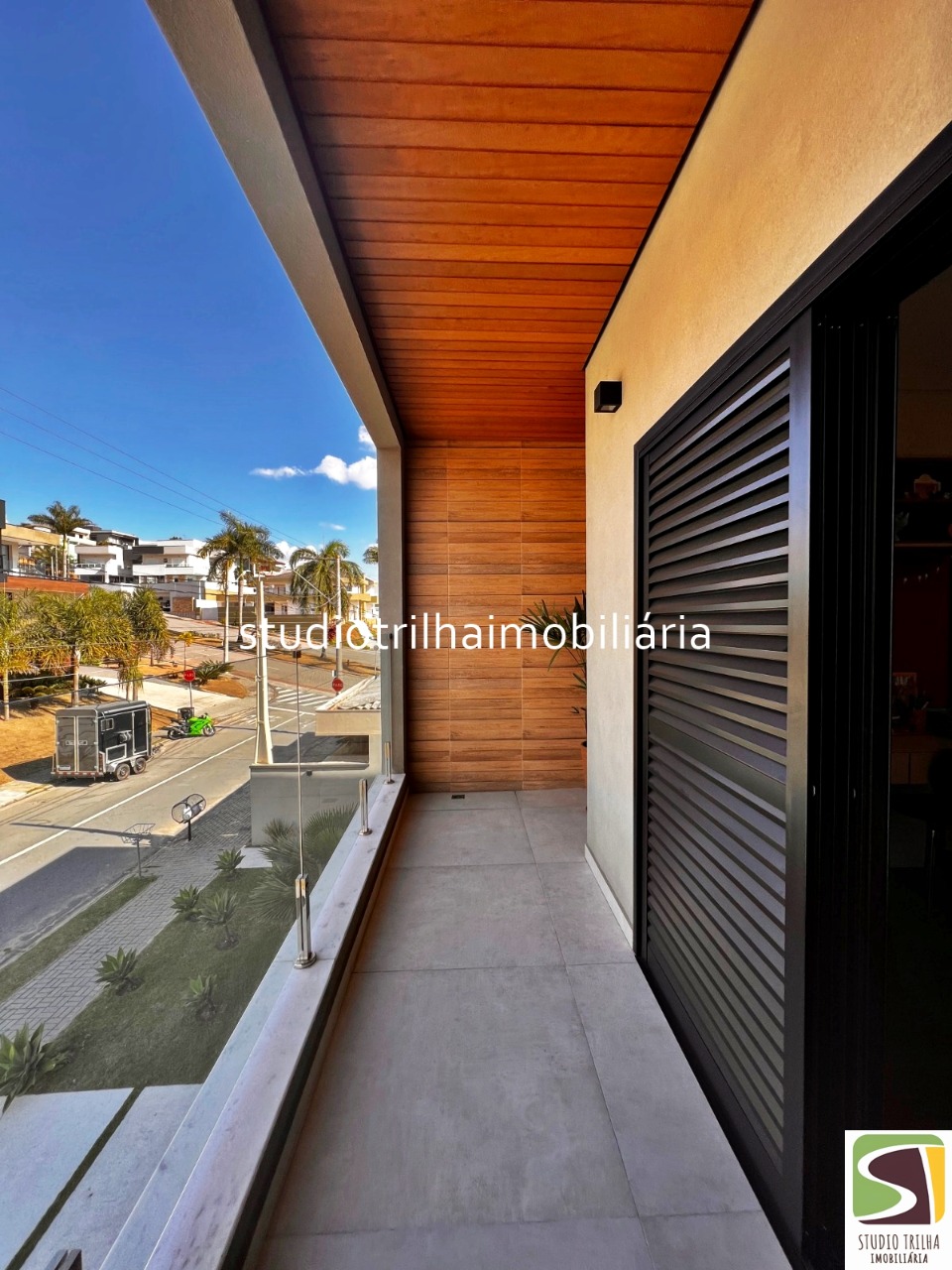 Excelente Sobrado, 400m², 4 Suítes com Cozinha Planejada e Piscina Privativa