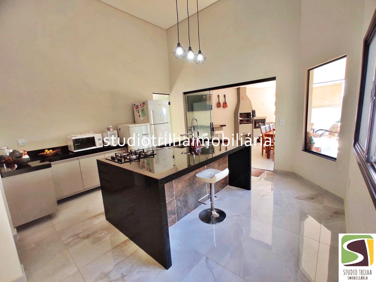 Linda casa térrea em condomínio com 340m², 4 suítes, piscina