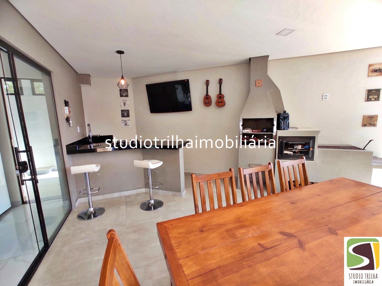 Linda casa térrea em condomínio com 340m², 4 suítes, piscina