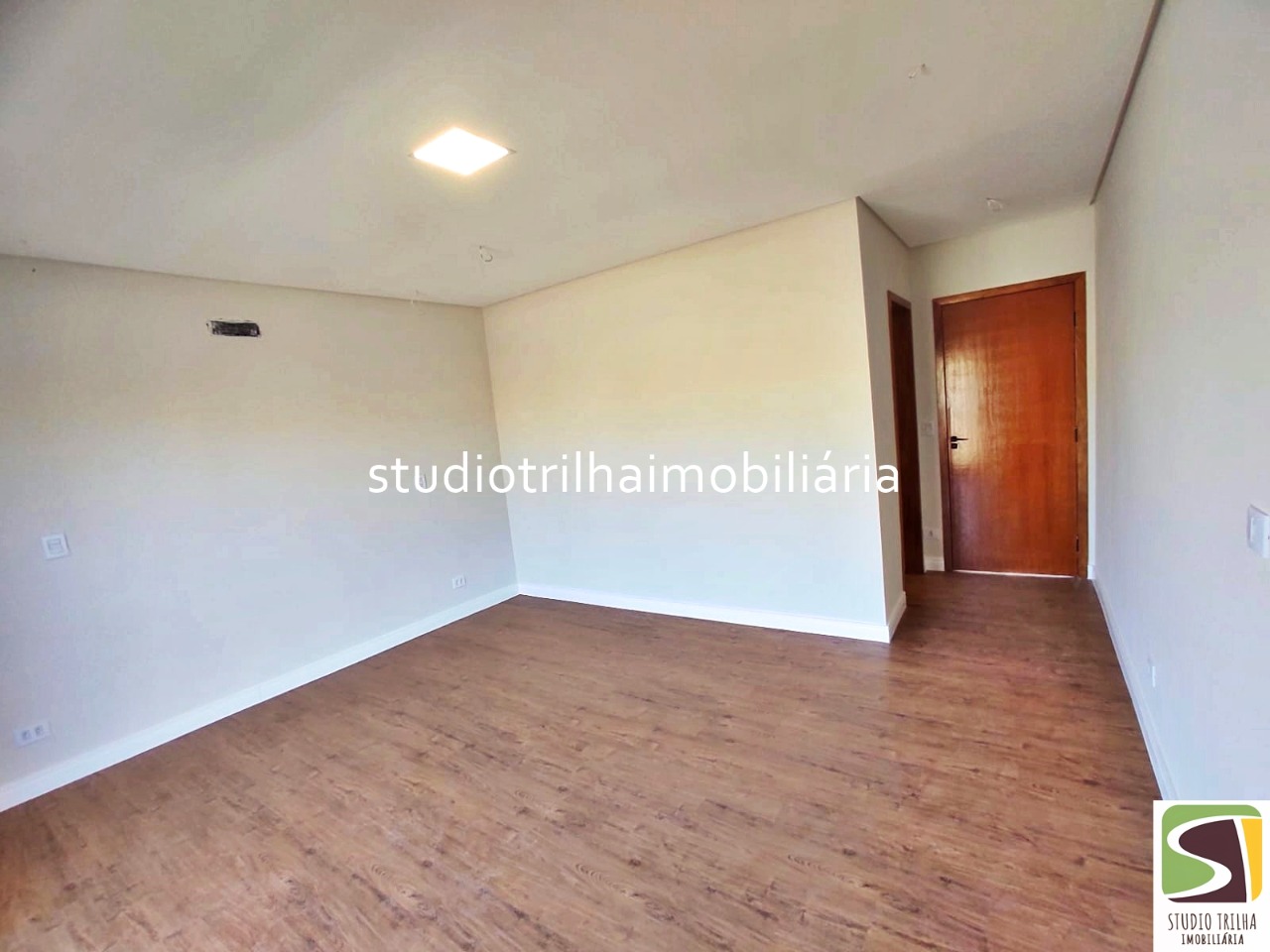 Sobrado Novo no Cond. Mônaco, 350m² com 4 Dormitórios, Varanda Gourmet e Piscina